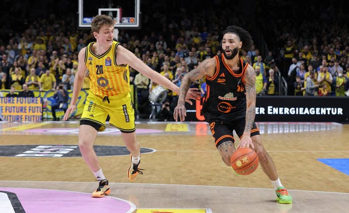 Anton Nufer, Tevin Brown am Ball Zweikampf Spielszene Aktion Basketball BBL Bundesliga Herren 19. Spieltag Saison 2025 2026 08.02.2026 ALBA Berlin vs SC Rasta Vechta
