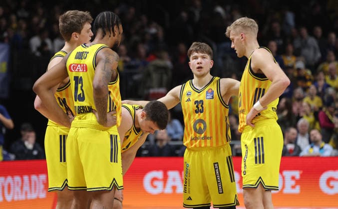 Anton Nufer, J Wan Roberts, Jonas Mattisseck, Bennet Hundt, Sam Griesel, Spieler beraten sich Basketball BBL Bundesliga Herren 19. Spieltag Saison 2025 2026 08.02.2026 ALBA Berlin vs SC Rasta Vechta