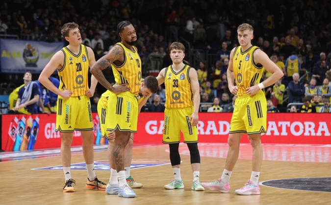 Anton Nufer, J Wan Roberts, Jonas Mattisseck, Bennet Hundt, Sam Griesel nachdenklich Basketball BBL Bundesliga Herren 19. Spieltag Saison 2025 2026 08.02.2026 ALBA Berlin vs SC Rasta Vechta