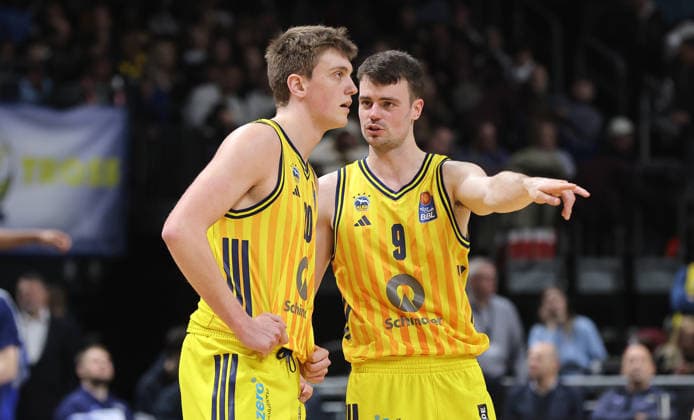 re. Jonas Mattisseck redet mit Anton Nufer Aktion Oberkörper Basketball BBL Bundesliga Herren 19. Spieltag Saison 2025 2026 08.02.2026 ALBA Berlin vs SC Rasta Vechta