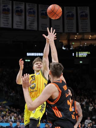 Bennet Hundt, Tibor Pleiß Zweikampf Spielszene Aktion Basketball BBL Bundesliga Herren 19. Spieltag Saison 2025 2026 08.02.2026 ALBA Berlin vs SC Rasta Vechta