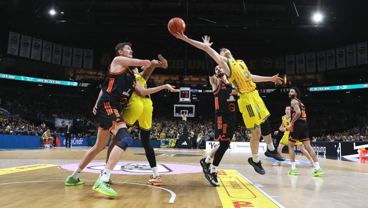 Tibor Pleiß, Jonas Mattisseck Zweikampf Spielszene Aktion Basketball BBL Bundesliga Herren 19. Spieltag Saison 2025 2026 08.02.2026 ALBA Berlin vs SC Rasta Vechta