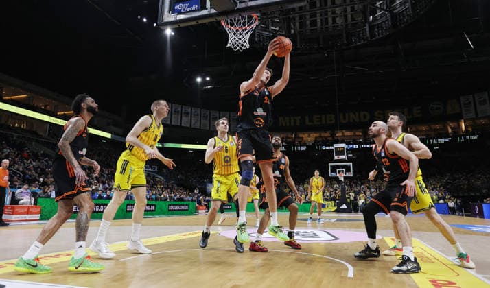Tibor Pleiß holt den Rebound Zweikampf Spielszene Aktion Basketball BBL Bundesliga Herren 19. Spieltag Saison 2025 2026 08.02.2026 ALBA Berlin vs SC Rasta Vechta