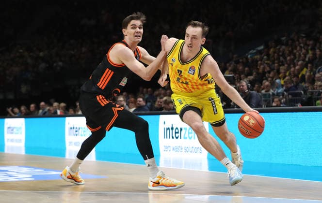 Joschka Ferner, Moses Wood am Ball Zweikampf Spielszene Aktion Basketball BBL Bundesliga Herren 19. Spieltag Saison 2025 2026 08.02.2026 ALBA Berlin vs SC Rasta Vechta