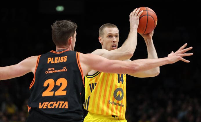 Tibor Pleiß, Martynas Echodas am Ball Zweikampf Spielszene Aktion Basketball BBL Bundesliga Herren 19. Spieltag Saison 2025 2026 08.02.2026 ALBA Berlin vs SC Rasta Vechta