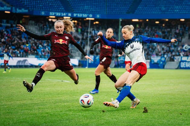 Google Pixel Frauen-Bundesliga: Hamburger SV vs. RB Leipzig, 08.02.2026 Sophie Hillebrand (Hamburger SV, 22) schießt, davor Lou-Ann Joly (RasenBallsport Leipzig, 6); Fußball, Google Pixel Frauen-Bundesliga, 17. Spieltag: Hamburger SV vs. RB Leipzig am 08.02.2026 im Volksparkstadion, Hamburg DFB REGULATIONS PROHIBIT ANY USE OF PHOTOGRAPHS AS IMAGE SEQUENCES AND OR QUASI-VIDEO. Copyright: xBEAUTIFULxSPORTS Tonhäuserx