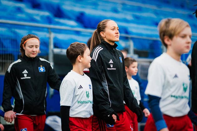 Google Pixel Frauen-Bundesliga: Hamburger SV vs. RB Leipzig, 08.02.2026 Camilla Linberg (Hamburger SV, 47) beim Einlauf; Fußball, Google Pixel Frauen-Bundesliga, 17. Spieltag: Hamburger SV vs. RB Leipzig am 08.02.2026 im Volksparkstadion, Hamburg DFB REGULATIONS PROHIBIT ANY USE OF PHOTOGRAPHS AS IMAGE SEQUENCES AND OR QUASI-VIDEO. Copyright: xBEAUTIFULxSPORTS Tonhäuserx
