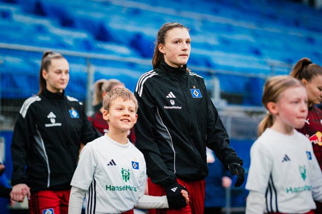 Google Pixel Frauen-Bundesliga: Hamburger SV vs. RB Leipzig, 08.02.2026 Lotta Wrede (Hamburger SV, 32) beim Einlauf; Fußball, Google Pixel Frauen-Bundesliga, 17. Spieltag: Hamburger SV vs. RB Leipzig am 08.02.2026 im Volksparkstadion, Hamburg DFB REGULATIONS PROHIBIT ANY USE OF PHOTOGRAPHS AS IMAGE SEQUENCES AND OR QUASI-VIDEO. Copyright: xBEAUTIFULxSPORTS Tonhäuserx