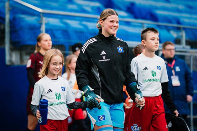 Google Pixel Frauen-Bundesliga: Hamburger SV vs. RB Leipzig, 08.02.2026 Lea Paulick (Hamburger SV, 25) beim Einlauf; Fußball, Google Pixel Frauen-Bundesliga, 17. Spieltag: Hamburger SV vs. RB Leipzig am 08.02.2026 im Volksparkstadion, Hamburg DFB REGULATIONS PROHIBIT ANY USE OF PHOTOGRAPHS AS IMAGE SEQUENCES AND OR QUASI-VIDEO. Copyright: xBEAUTIFULxSPORTS Tonhäuserx