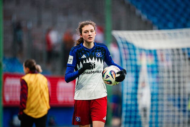 Google Pixel Frauen-Bundesliga: Hamburger SV vs. RB Leipzig, 08.02.2026 Lotta Wrede (Hamburger SV, 32); Fußball, Google Pixel Frauen-Bundesliga, 17. Spieltag: Hamburger SV vs. RB Leipzig am 08.02.2026 im Volksparkstadion, Hamburg DFB REGULATIONS PROHIBIT ANY USE OF PHOTOGRAPHS AS IMAGE SEQUENCES AND OR QUASI-VIDEO. Copyright: xBEAUTIFULxSPORTS Tonhäuserx