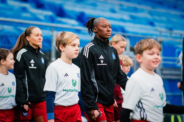Google Pixel Frauen-Bundesliga: Hamburger SV vs. RB Leipzig, 08.02.2026 Nigar Mirzaliyeva (Hamburger SV, 4) beim Einlauf; Fußball, Google Pixel Frauen-Bundesliga, 17. Spieltag: Hamburger SV vs. RB Leipzig am 08.02.2026 im Volksparkstadion, Hamburg DFB REGULATIONS PROHIBIT ANY USE OF PHOTOGRAPHS AS IMAGE SEQUENCES AND OR QUASI-VIDEO. Copyright: xBEAUTIFULxSPORTS Tonhäuserx