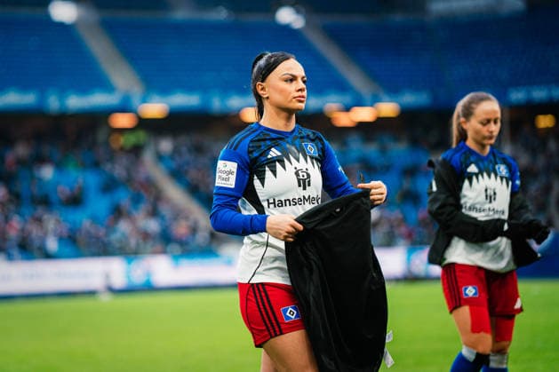 Google Pixel Frauen-Bundesliga: Hamburger SV vs. RB Leipzig, 08.02.2026 Nigar Mirzaliyeva (Hamburger SV, 4); Fußball, Google Pixel Frauen-Bundesliga, 17. Spieltag: Hamburger SV vs. RB Leipzig am 08.02.2026 im Volksparkstadion, Hamburg DFB REGULATIONS PROHIBIT ANY USE OF PHOTOGRAPHS AS IMAGE SEQUENCES AND OR QUASI-VIDEO. Copyright: xBEAUTIFULxSPORTS Tonhäuserx