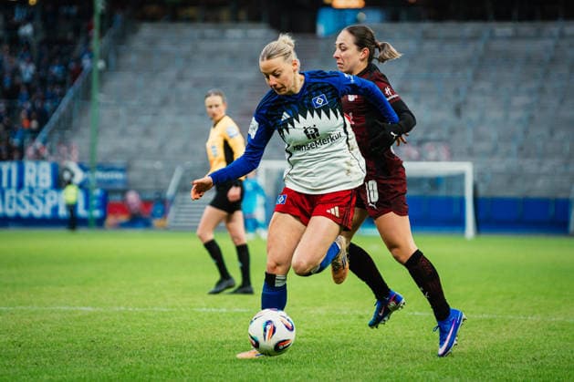 Google Pixel Frauen-Bundesliga: Hamburger SV vs. RB Leipzig, 08.02.2026 Sophie Hillebrand (Hamburger SV, 22) am Ball; Fußball, Google Pixel Frauen-Bundesliga, 17. Spieltag: Hamburger SV vs. RB Leipzig am 08.02.2026 im Volksparkstadion, Hamburg DFB REGULATIONS PROHIBIT ANY USE OF PHOTOGRAPHS AS IMAGE SEQUENCES AND OR QUASI-VIDEO. Copyright: xBEAUTIFULxSPORTS Tonhäuserx
