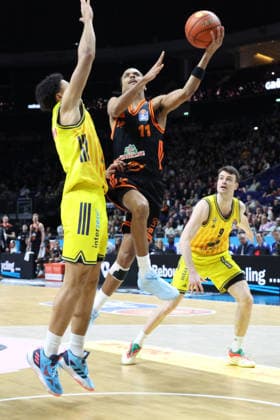 DEU, easyCredit BBL, ALBA vs. Vechta, 08.02.2026, Uber-Arena, Berlin, DEU, easyCredit BBL, ALBA vs. Vechta, im Bild Jack Kayil( ALBA Berlin 7), JONAS MATTISSECK (ALBA Berlin 9), John Obi (BADEN VOLLEYS 11)