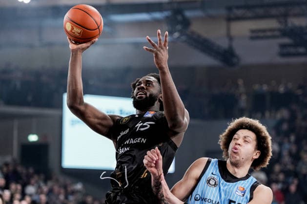 Deutschland: easyCredit BBL, Hauptrunde 2025 26, 19. Spieltag Veolia Towers Hamburg vs Basketball Löwen Braunschweig Inselpark Arena (Hamburg): Oluwasimisola Shittu (Basketball Löwen Braunschweig, 45), Zacharie Perrin (Veolia Towers Hamburg, 52) Copyright: xStefanxTrochax