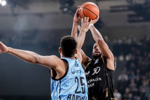 Deutschland: easyCredit BBL, Hauptrunde 2025 26, 19. Spieltag Veolia Towers Hamburg vs Basketball Löwen Braunschweig Inselpark Arena (Hamburg): Chip Flanigan (Basketball Löwen Braunschweig, 30), Kenneth Ogbe (Veolia Towers Hamburg, 25) Copyright: xStefanxTrochax