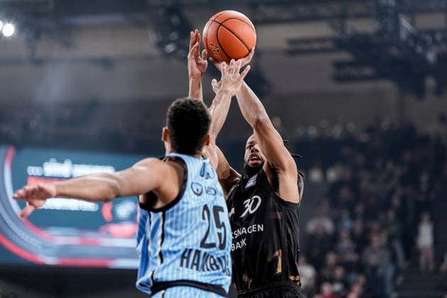 Deutschland: easyCredit BBL, Hauptrunde 2025 26, 19. Spieltag Veolia Towers Hamburg vs Basketball Löwen Braunschweig Inselpark Arena (Hamburg): Chip Flanigan (Basketball Löwen Braunschweig, 30), Kenneth Ogbe (Veolia Towers Hamburg, 25) Copyright: xStefanxTrochax