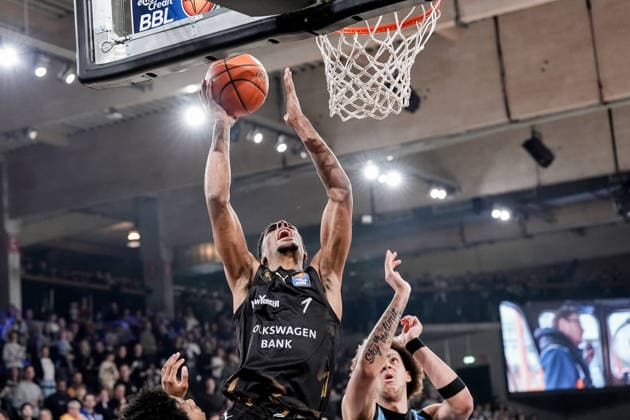 Deutschland: easyCredit BBL, Hauptrunde 2025 26, 19. Spieltag Veolia Towers Hamburg vs Basketball Löwen Braunschweig Inselpark Arena (Hamburg): Zacharie Perrin (Veolia Towers Hamburg, 52), David NGuessan (Basketball Löwen Braunschweig, 1), Ross Williams (Veolia Towers Hamburg, 34) Copyright: xStefanxTrochax