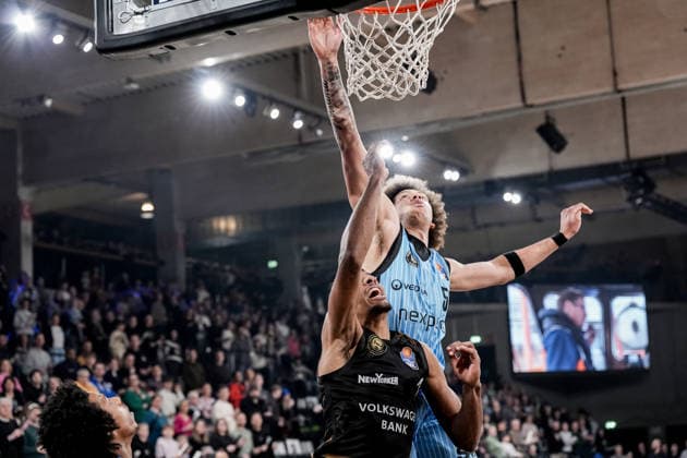 Deutschland: easyCredit BBL, Hauptrunde 2025 26, 19. Spieltag Veolia Towers Hamburg vs Basketball Löwen Braunschweig Inselpark Arena (Hamburg): Zacharie Perrin (Veolia Towers Hamburg, 52), David NGuessan (Basketball Löwen Braunschweig, 1) Copyright: xStefanxTrochax