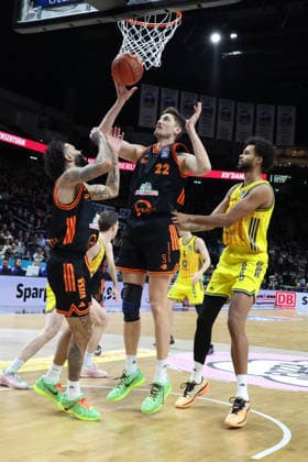 DEU, easyCredit BBL, ALBA vs. Vechta, 08.02.2026, Uber-Arena, Berlin, DEU, easyCredit BBL, ALBA vs. Vechta, im Bild Norris Agbakoko (ALBA Berlin 17), Eli Irizarry (C) (BADEN VOLLEYS 22), Lennart Heckel (BADEN VOLLEYS 10)
