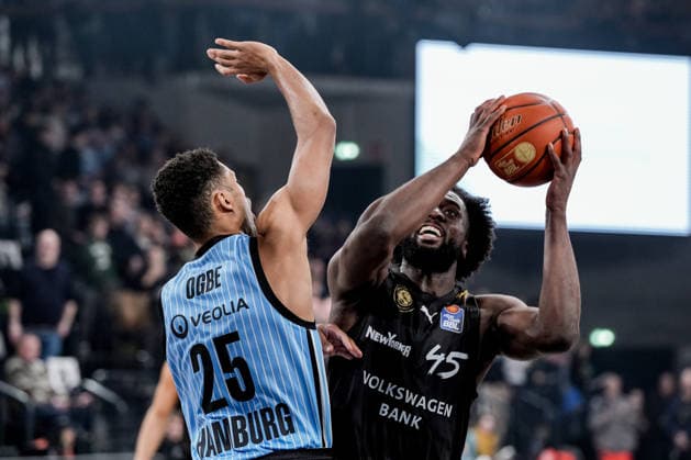 Deutschland: easyCredit BBL, Hauptrunde 2025 26, 19. Spieltag Veolia Towers Hamburg vs Basketball Löwen Braunschweig Inselpark Arena (Hamburg): Oluwasimisola Shittu (Basketball Löwen Braunschweig, 45), Kenneth Ogbe (Veolia Towers Hamburg, 25) Copyright: xStefanxTrochax
