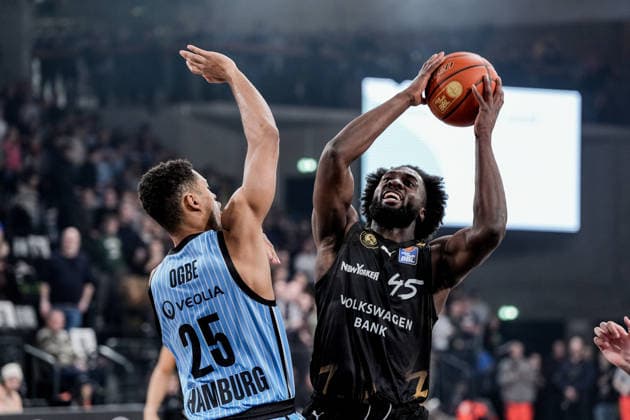 Deutschland: easyCredit BBL, Hauptrunde 2025 26, 19. Spieltag Veolia Towers Hamburg vs Basketball Löwen Braunschweig Inselpark Arena (Hamburg): Oluwasimisola Shittu (Basketball Löwen Braunschweig, 45), Kenneth Ogbe (Veolia Towers Hamburg, 25) Copyright: xStefanxTrochax