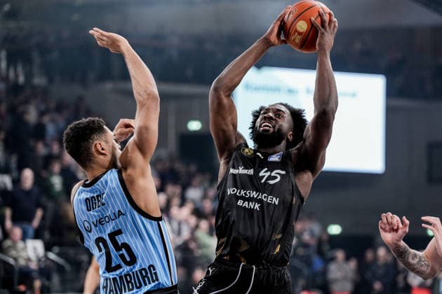 Deutschland: easyCredit BBL, Hauptrunde 2025 26, 19. Spieltag Veolia Towers Hamburg vs Basketball Löwen Braunschweig Inselpark Arena (Hamburg): Oluwasimisola Shittu (Basketball Löwen Braunschweig, 45), Kenneth Ogbe (Veolia Towers Hamburg, 25) Copyright: xStefanxTrochax