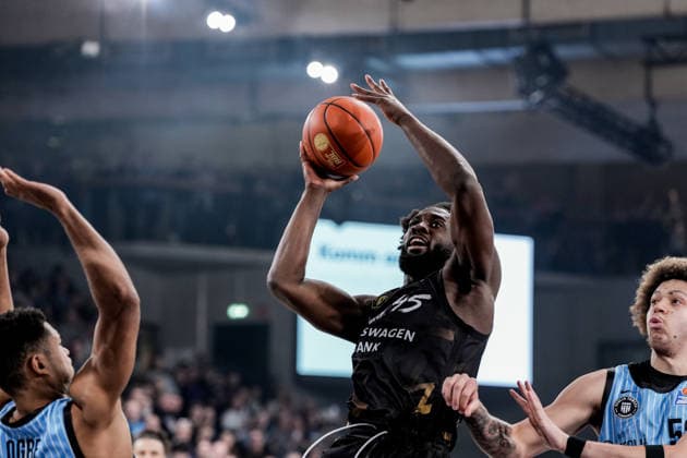 Deutschland: easyCredit BBL, Hauptrunde 2025 26, 19. Spieltag Veolia Towers Hamburg vs Basketball Löwen Braunschweig Inselpark Arena (Hamburg): Oluwasimisola Shittu (Basketball Löwen Braunschweig, 45), Kenneth Ogbe (Veolia Towers Hamburg, 25),Zacharie Perrin (Veolia Towers Hamburg, 52) Copyright: xStefanxTrochax