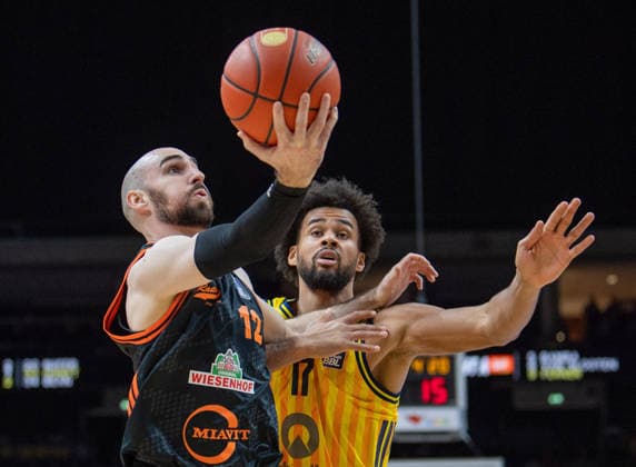 Basketball, Herren, Saison 2025 2026, easyCredit BBL (19. Spieltag), Alba Berlin - RASTA Vechta, v.l. Tommy Kuhse (Vechta), Norris Agbakoko (Alba), 08.02.2026, Copyright: xSebastianxRäppold MatthiasxKochx