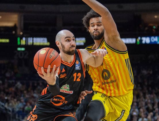 Basketball, Herren, Saison 2025 2026, easyCredit BBL (19. Spieltag), Alba Berlin - RASTA Vechta, v.l. Tommy Kuhse (Vechta), Norris Agbakoko (Alba), 08.02.2026, Copyright: xSebastianxRäppold MatthiasxKochx
