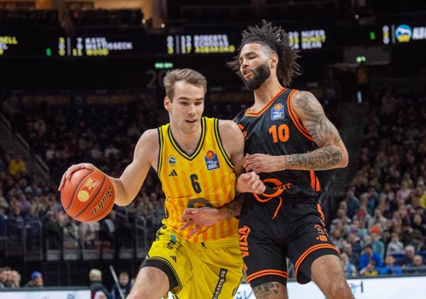 Basketball, Herren, Saison 2025 2026, easyCredit BBL (19. Spieltag), Alba Berlin - RASTA Vechta, v.l. Malte Delow (Alba), Tevin Brown (Vechta), 08.02.2026, Copyright: xSebastianxRäppold MatthiasxKochx