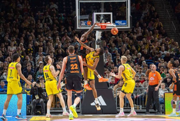 Basketball, Herren, Saison 2025 2026, easyCredit BBL (19. Spieltag), Alba Berlin - RASTA Vechta, Dank von TJ Bamba (Vechta) über Norris Agbakoko (Alba) hinweg, 08.02.2026, Copyright: xSebastianxRäppold MatthiasxKochx