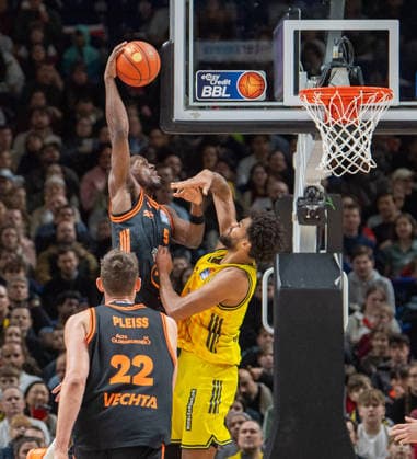 Basketball, Herren, Saison 2025 2026, easyCredit BBL (19. Spieltag), Alba Berlin - RASTA Vechta, Dank von TJ Bamba (Vechta) über Norris Agbakoko (Alba) hinweg, 08.02.2026, Copyright: xSebastianxRäppold MatthiasxKochx