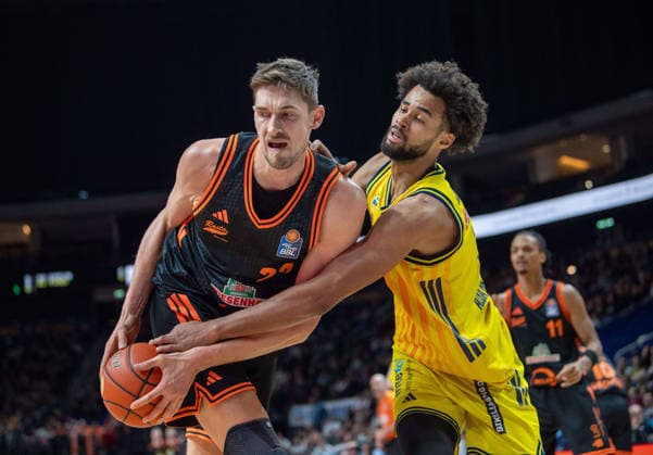 Basketball, Herren, Saison 2025 2026, easyCredit BBL (19. Spieltag), Alba Berlin - RASTA Vechta, v.l. Tibor Pleiß (Vechta), Norris Agbakoko (Alba), 08.02.2026, Copyright: xSebastianxRäppold MatthiasxKochx