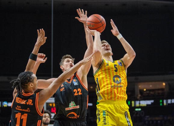 Basketball, Herren, Saison 2025 2026, easyCredit BBL (19. Spieltag), Alba Berlin - RASTA Vechta, v.l. Alonzo Verge Jr. (Vechta), Tibor Pleiß (Vechta), Sam Griesel (Alba), 08.02.2026, Copyright: xSebastianxRäppold MatthiasxKochx
