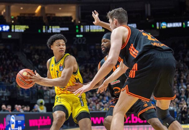 Basketball, Herren, Saison 2025 2026, easyCredit BBL (19. Spieltag), Alba Berlin - RASTA Vechta, v.l. Jack Kayil (Alba), Lloyd Pandi (Vechta), Tibor Pleiß (Vechta), 08.02.2026, Copyright: xSebastianxRäppold MatthiasxKochx