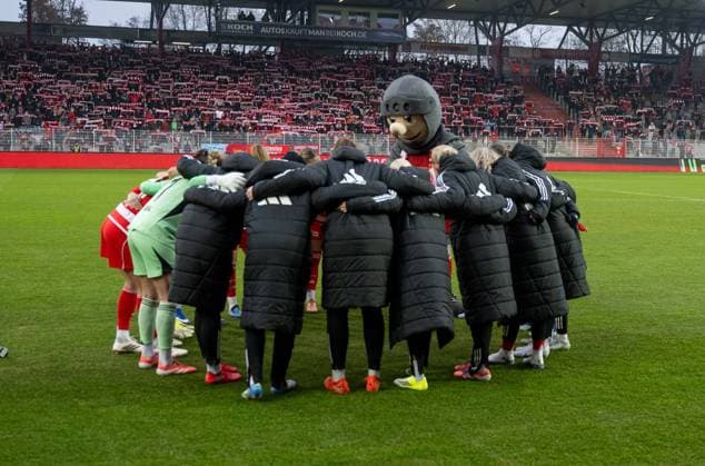 Fußball, Frauen, Saison 2025 2026, Google Pixel Frauen-Bundesliga (17. Spieltag), 1. FC Union Berlin - FC Carl Zeiss Jena, Union-Motivation vor dem Spiel im Kreis mit Maskottchen Ritter Keule (1. FC Union), 08.02. 2026, Copyright: xMatthiasxKochx