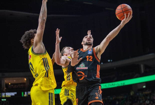 Basketball, Herren, Saison 2025 2026, easyCredit BBL (19. Spieltag), Alba Berlin - RASTA Vechta, v.l. Norris Agbakoko (Alba), Moses Wood (Alba), Tommy Kuhse (Vechta), 08.02.2026, Copyright: xSebastianxRäppold MatthiasxKochx