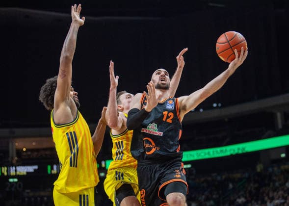 Basketball, Herren, Saison 2025 2026, easyCredit BBL (19. Spieltag), Alba Berlin - RASTA Vechta, v.l. Norris Agbakoko (Alba), Moses Wood (Alba), Tommy Kuhse (Vechta), 08.02.2026, Copyright: xSebastianxRäppold MatthiasxKochx