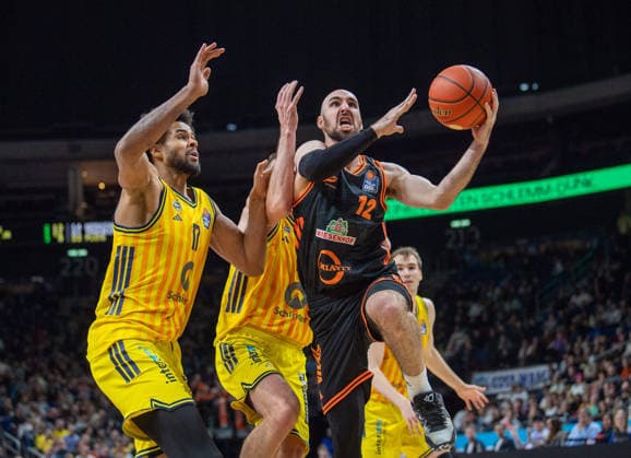 Basketball, Herren, Saison 2025 2026, easyCredit BBL (19. Spieltag), Alba Berlin - RASTA Vechta, v.l. Norris Agbakoko (Alba), Moses Wood (Alba), Tommy Kuhse (Vechta), 08.02.2026, Copyright: xSebastianxRäppold MatthiasxKochx