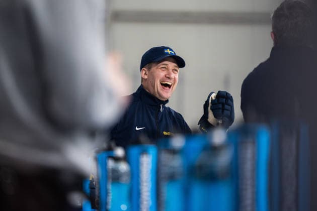 260208 Head coach Sam Hallam of Sweden at an Ice hockey, Eishockey practice session during day 2 of the 2026 Winter Olympics on February 8, 2026 in Milan. Photo: Carl Sandin BILDBYRAN kod CS CS0858 ishockey ice hockey Olympic Games, Olympische Spiele, Olympia, OS olympics winter olympics os ol olympiska spel vinter-os olympiske leker milano cortina 2026 milan cortina 2026 milano cortina 2026 olympic games milano cortina 2026 winter olympic games milano cortina-os milano cortina-ol vinter-ol 2 bbeng sverige jubel *** 260208 Head coach Sam Hallam of Sweden at an ice hockey practice session during day 2 of the 2026 Winter Olympics on February 8, 2026 in Milan Photo Carl Sandin BILDBYRAN kod CS CS0858 ishockey ice hockey olympic games olympics winter olympics os ol olympiska spel vinter os olympiske leker milano cortina 2026 milan cortina 2026 milano cortina 2026 olympic games milano cortina 2026 winter olympic games milano cortina os milano cortina ol vinter ol 2 bbeng sverige jubel  Copyright: CARLxSANDIN BB260208CS038