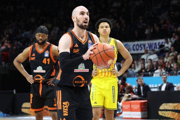 DEU, easyCredit BBL, ALBA vs. Vechta, 08.02.2026, Uber-Arena, Berlin, DEU, easyCredit BBL, ALBA vs. Vechta, im Bild Freiwurf von Tommy Kuhse(Rasta Vechta 12)