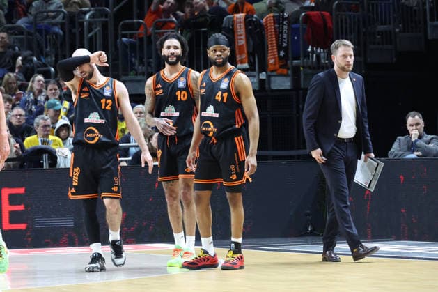 DEU, easyCredit BBL, ALBA vs. Vechta, 08.02.2026, Uber-Arena, Berlin, DEU, easyCredit BBL, ALBA vs. Vechta, im Bild Vechta-Spielerkreis, Cheftrainer Christian Held (Rasta Vechta)