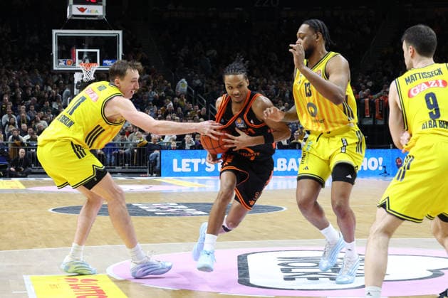 DEU, easyCredit BBL, ALBA vs. Vechta, 08.02.2026, Uber-Arena, Berlin, DEU, easyCredit BBL, ALBA vs. Vechta, im Bild Moses Wood (ALBA Berlin 11), J Wan Roberts (ALBA Berlin 13), Alonzo Verge(Rasta Vechta 11)
