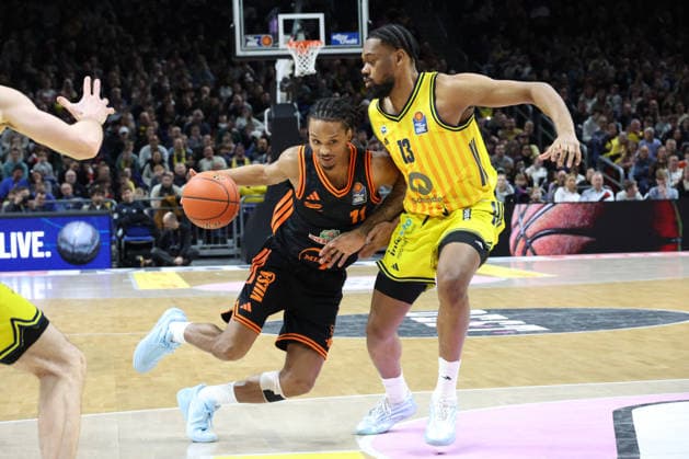 DEU, easyCredit BBL, ALBA vs. Vechta, 08.02.2026, Uber-Arena, Berlin, DEU, easyCredit BBL, ALBA vs. Vechta, im Bild J Wan Roberts (ALBA Berlin 13), Alonzo Verge(Rasta Vechta 11)