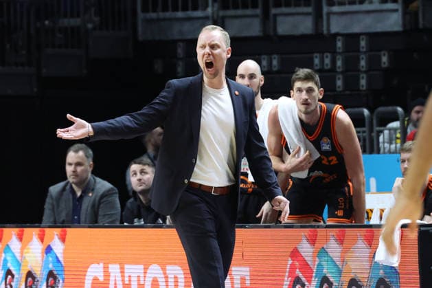 DEU, easyCredit BBL, ALBA vs. Vechta, 08.02.2026, Uber-Arena, Berlin, DEU, easyCredit BBL, ALBA vs. Vechta, im Bild Cheftrainer Christian Held (Rasta Vechta), Vechta-Spielerbank