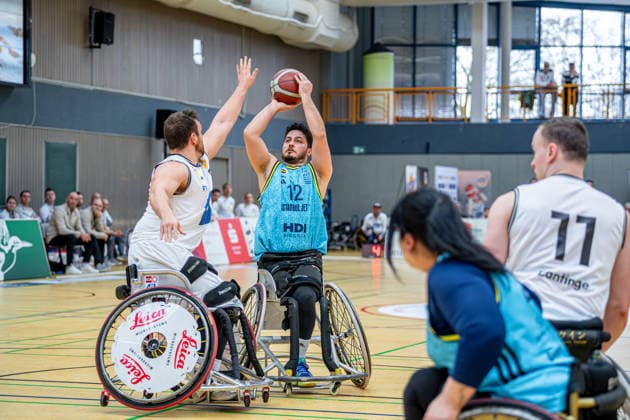 IWBF ChampionsCup; RSV Lahn-Dill - Fenerbahce Istanbul, 08.02.26 Mücahit Günaydin (Fenerbahce Istanbul, 12), Matthias Güntner (RSV Lahn-Dill, 9) IWBF ChampionsCup; RSV Lahn-Dill - Fenerbahce Istanbul: Wetzlar, 08.02.26 Copyright: xBEAUTIFULxSPORTS Roeczeyx
