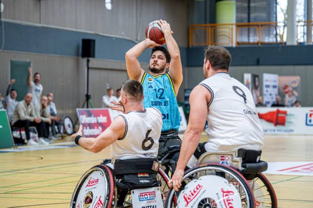 IWBF ChampionsCup; RSV Lahn-Dill - Fenerbahce Istanbul, 08.02.26 Mücahit Günaydin (Fenerbahce Istanbul, 12), Jannik Blair (RSV Lahn-Dill, 6), Matthias Güntner (RSV Lahn-Dill, 9) IWBF ChampionsCup; RSV Lahn-Dill - Fenerbahce Istanbul: Wetzlar, 08.02.26 Copyright: xBEAUTIFULxSPORTS Roeczeyx