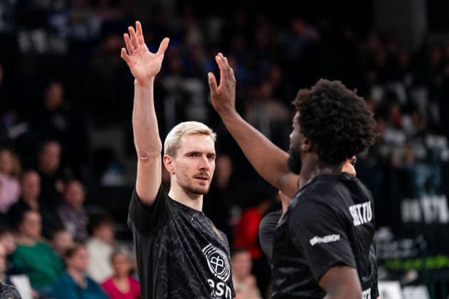 Philipp Hartwich (Basketball Loewen Braunschweig, 15) uns Oluwasimisola Shittu (Basketball Loewen Braunschweig, 45), GER, Veolia Towers Hamburg vs Basketball Loewen Braunschweig, Basketball, Bundesliga, Spieltag 19, Saison 2025 2026, 08.02.2026 GER, Veolia Towers Hamburg vs Basketball Loewen Braunschweig, Basketball, Bundesliga, Spieltag 19, Saison 2025 2026, 08.02.2026 Hamburg Copyright: xEibner-Pressefoto MaxxVincenx EP_MVN