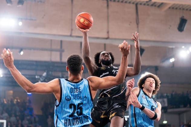 Oluwasimisola Shittu (Basketball Loewen Braunschweig, 45) beim Wurf, Kenneth Ogbe (Veolia Towers Hamburg, 25), Zacharie Perrin (Veolia Towers Hamburg, 52), GER, Veolia Towers Hamburg vs Basketball Loewen Braunschweig, Basketball, Bundesliga, Spieltag 19, Saison 2025 2026, 08.02.2026 GER, Veolia Towers Hamburg vs Basketball Loewen Braunschweig, Basketball, Bundesliga, Spieltag 19, Saison 2025 2026, 08.02.2026 Hamburg Copyright: xEibner-Pressefoto MaxxVincenx EP_MVN